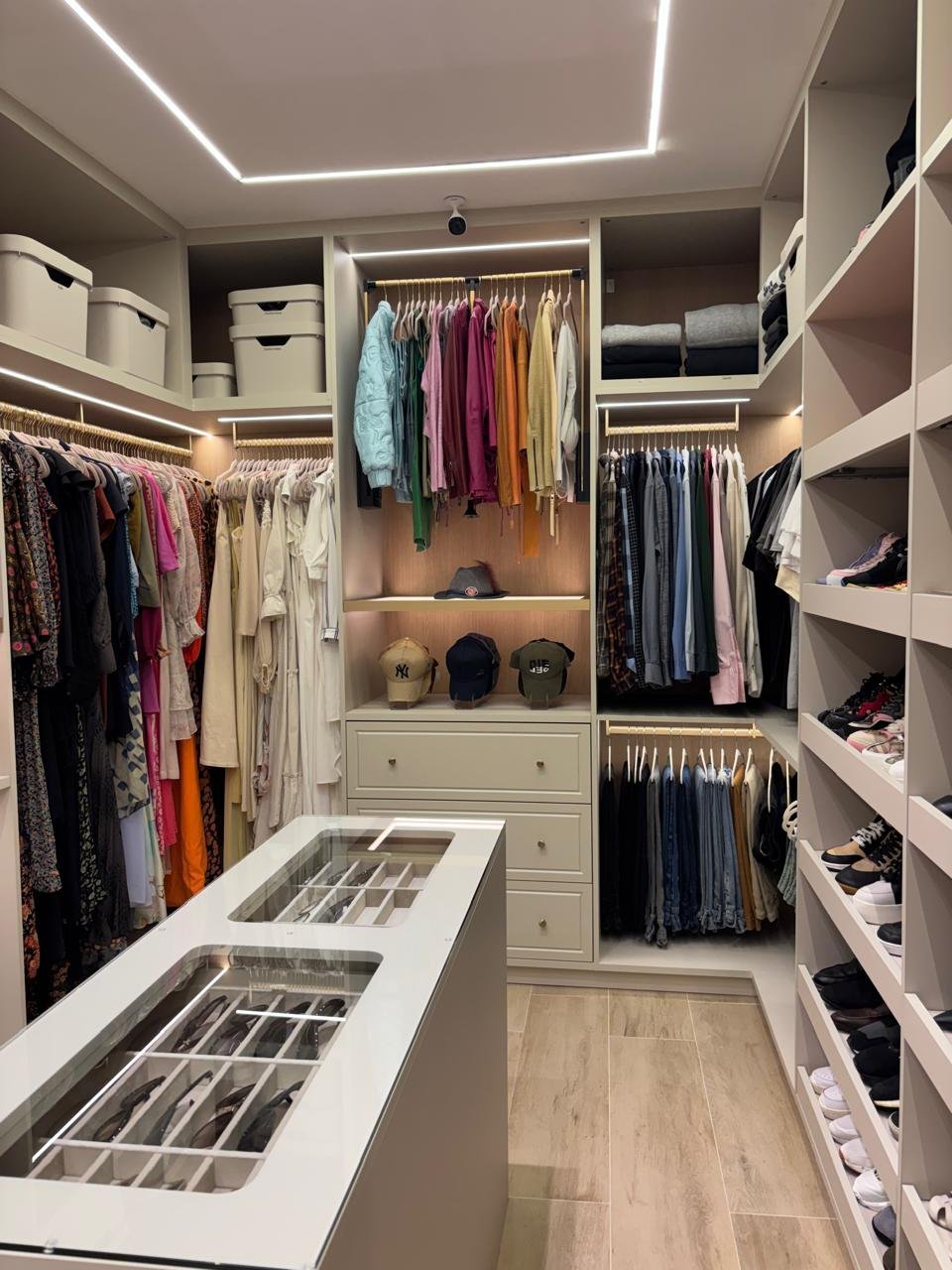 Ambiente organizado com closet elegante